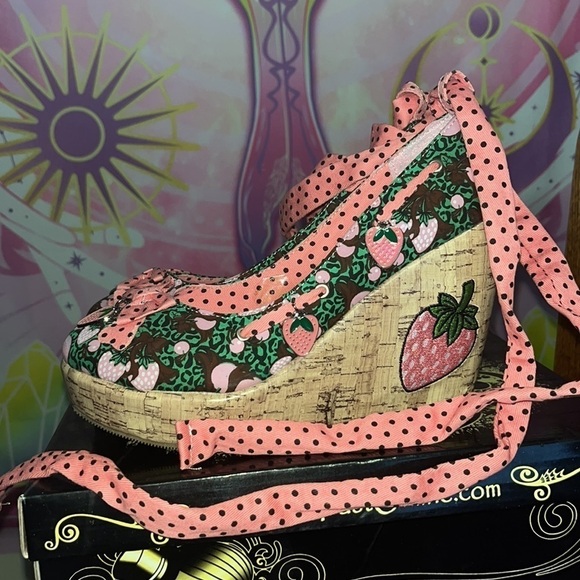 🆕🍓Too Fast Cirque Couture🍓Strawberry Wedges🍓 - Picture 5 of 15